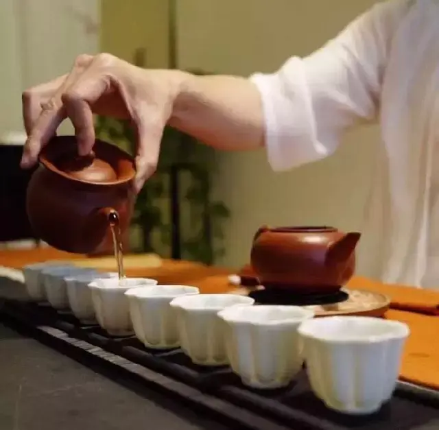 泡茶是学问,敬茶是修养