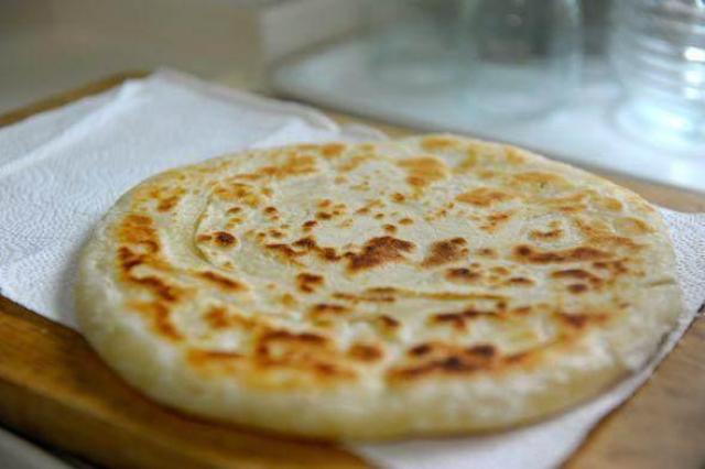 烙饼是用面粉,鸡蛋等材料烙制而成并深受百姓喜爱的传统面食之一