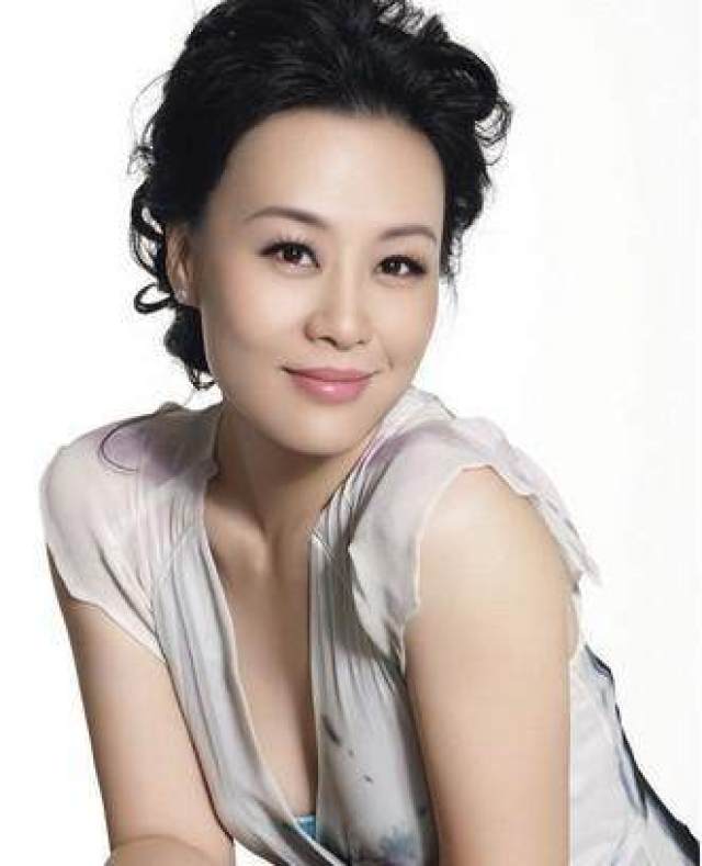 因为在那段美好的青春时光里,邬君梅坦言自己"花费了很多的时间在谈情