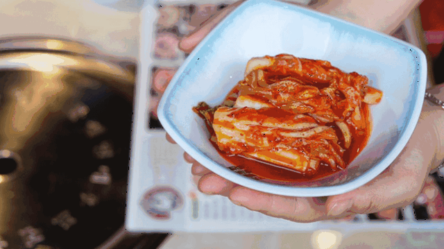 这一家人诚意满满地,献上最正宗的韩式烤肉