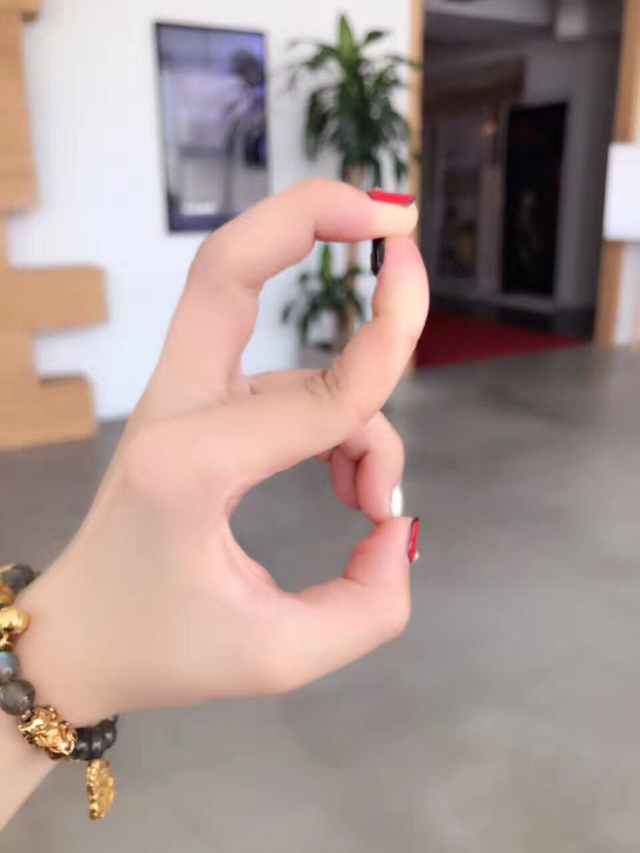 你一个练瑜伽的,你也不要那么拼嘛?这手指还要吗?
