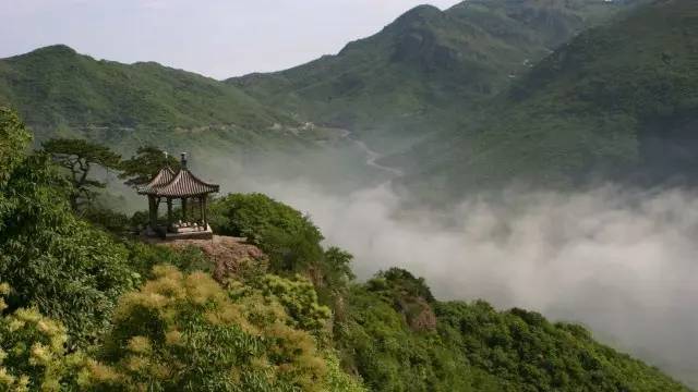 妙峰山位于门头沟区北部,与昌平区交界处.