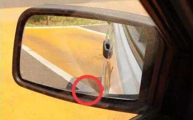 倒车的同时观察左后视镜,当后视镜出现库角时,向左回一圈方向盘