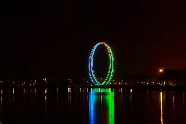 迷人夜景 晚上的樱花湖与白天绝不相同,用"越夜越美丽"来形容樱花湖