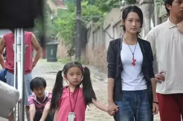 2012年《守望的天空》,李沁饰演了坚韧不拔且积极乐观的女主角葡萄