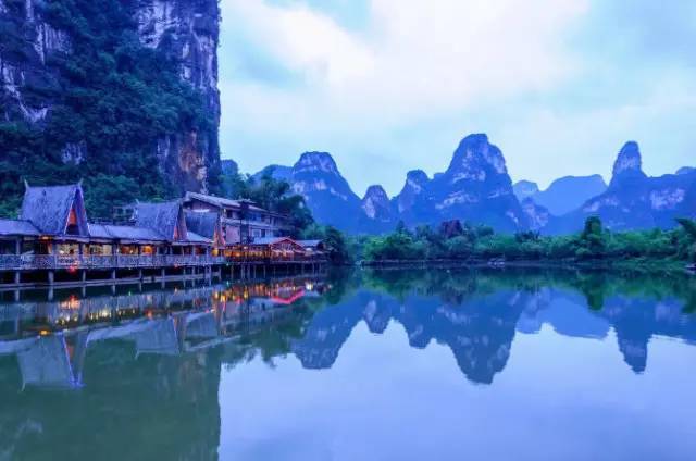 崇左市地质构造古老,多以泥盆纪,二叠纪和三叠纪为地质基层,以石灰岩