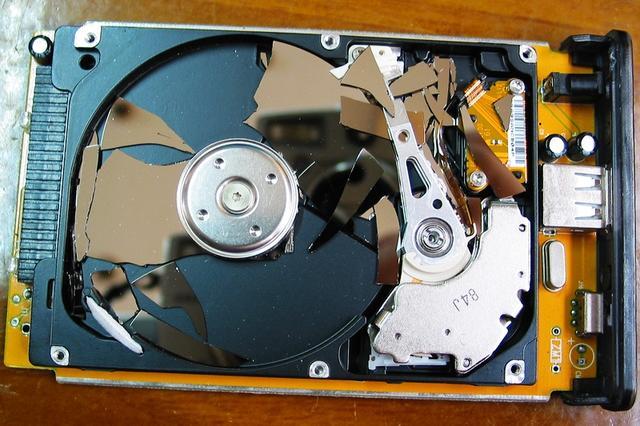 独特的硬盘—盘片是采用玻璃制作的,而当时硬盘盘片都是合金制造