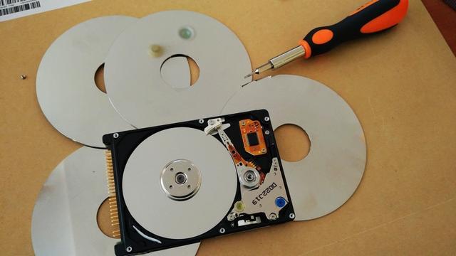 独特的硬盘—盘片是采用玻璃制作的,而当时硬盘盘片都是合金制造
