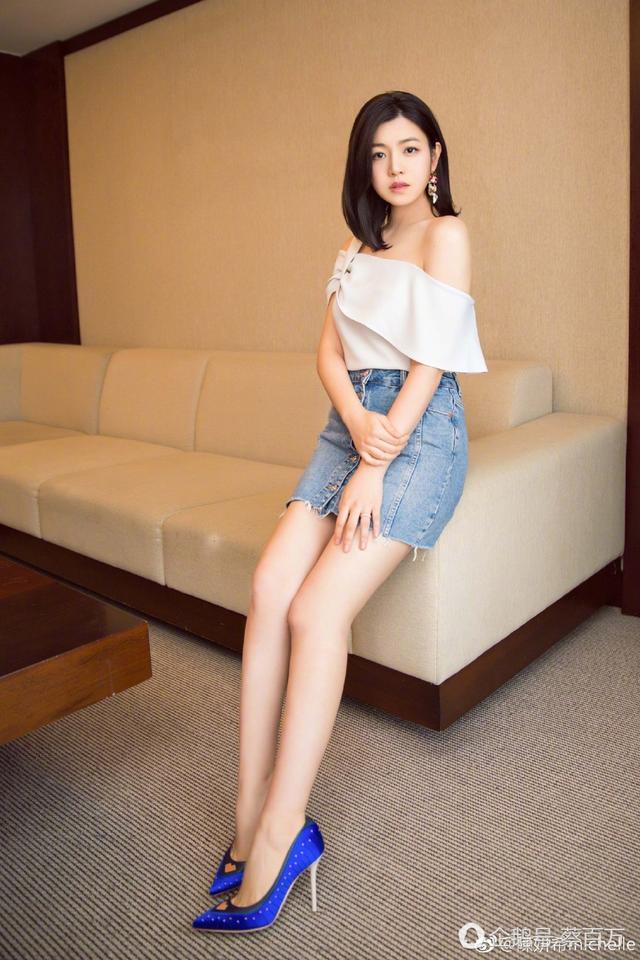 陈妍希人母纯真形象还靠一字领穿搭必学绝招