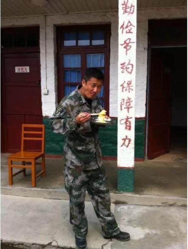 照片中吴京与战士们一同训练,吃饭,十分刻苦.