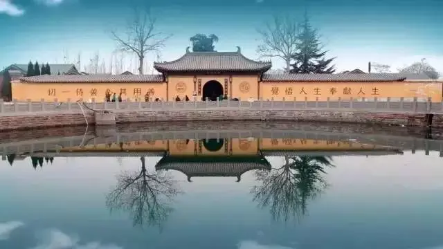 邢台县玉泉寺始于唐朝贞观年间,历史上高僧辈出,尤其寺内乌柏茶柏奇景