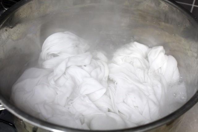 不锈钢锅里放半锅清水,放洗衣液,再放一瓶盖过氧碳酸钠氧蹙.