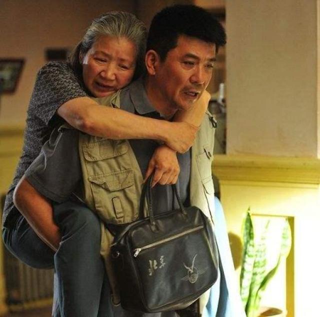 年轻时的孙淳高大英俊,是个非常独立的演员.