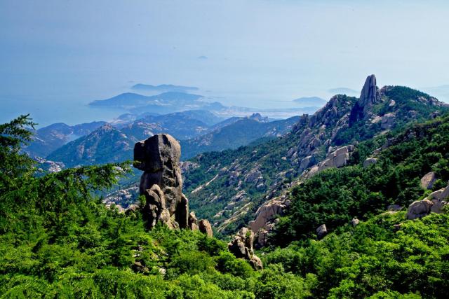 泰山巍峨,雄奇,沉浑,峻秀的自然景观常令世人慨叹,更有数不清的名胜