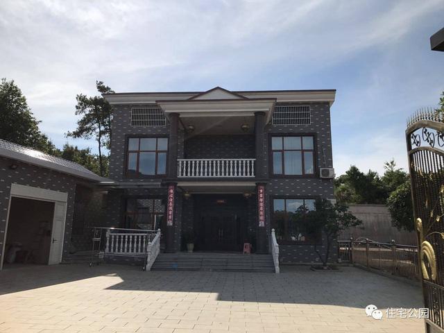 今天这二套农村别墅都是30万左右建成,物美价廉,你要不要也照着建一