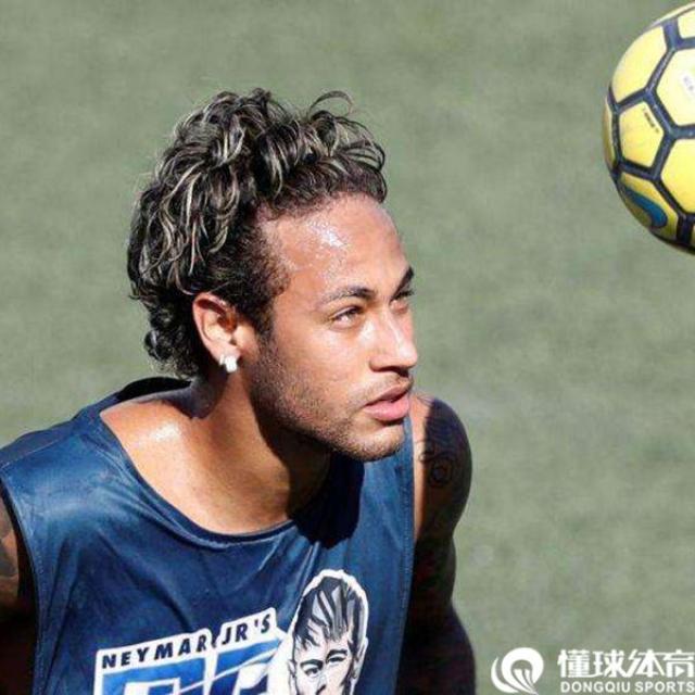 内马尔4日正式加盟法甲强权巴黎圣日耳曼(psg),双方签下5年合约,年薪