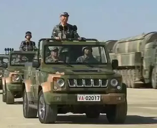 《战狼2》八一阅兵用国产车,北汽bj40出尽风头