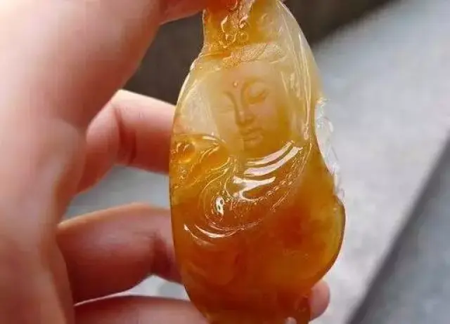 黄翡的价格主要是受翡翠的颜色和翡翠的种水主导,颜色越黄,(如栗子黄)