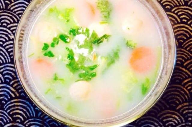 星期四:汤,水果,蔬菜,牛奶和香蕉.