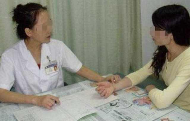 19岁少女去医院上环医生好心劝阻,一旁男友的话