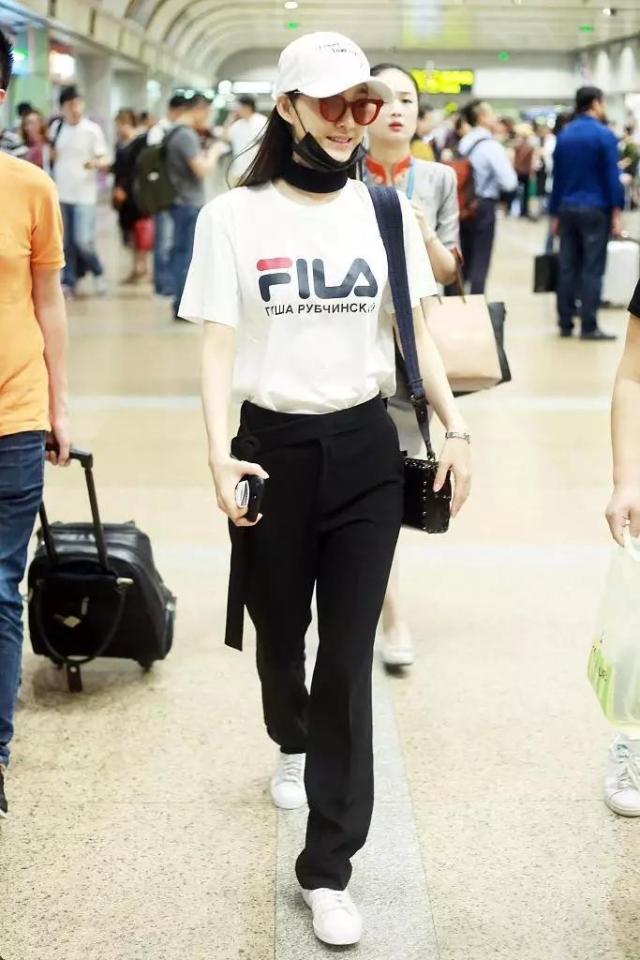 明星街拍也开始选择fila 王丽坤字母tee搭阔腿裤