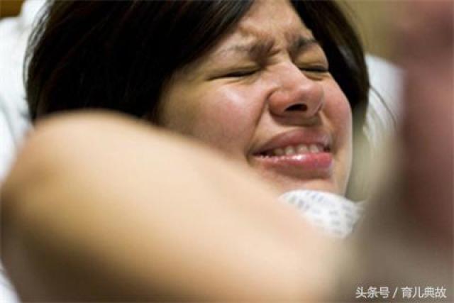 顺产时遇到难产医生是如何把胎儿吸出来的?过程看着真遭罪!
