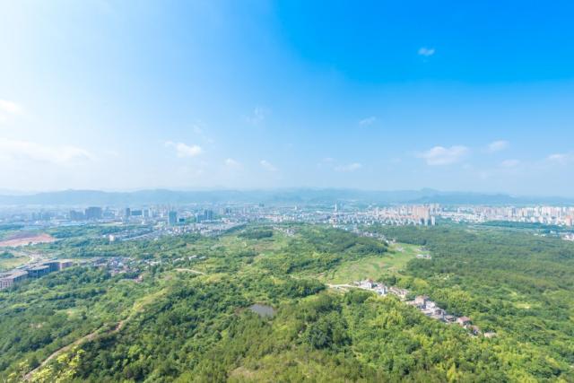 在山上,还有视野更加开阔的观景台,这里可以俯瞰天台县城的全貌.图片