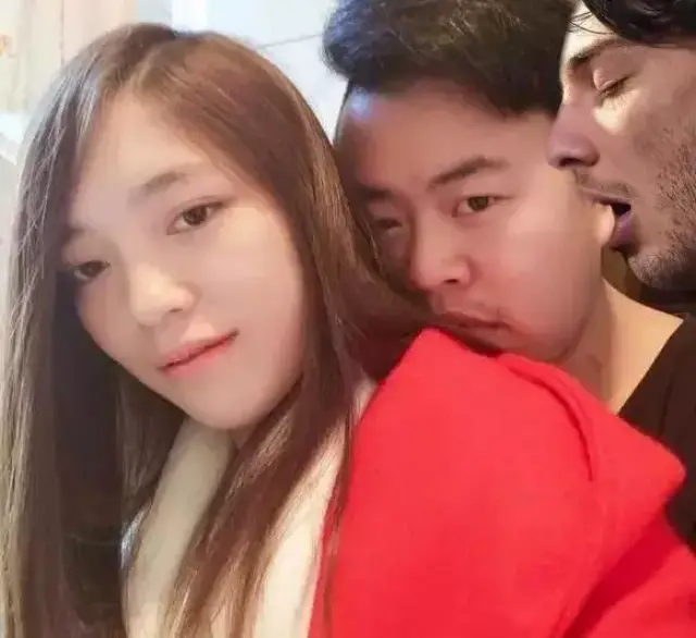 哪位大神会p图,帮我把第一张变小,p到第二张的左上角上面