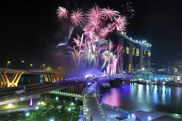 新加坡国庆烟花秀比跨年烟花表演更壮观!太美了!-旅游频道-手机搜狐