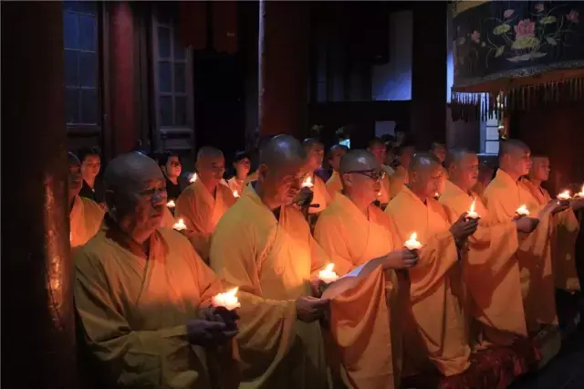 大相国寺传灯法会,祈愿众生远离灾厄,世界和平