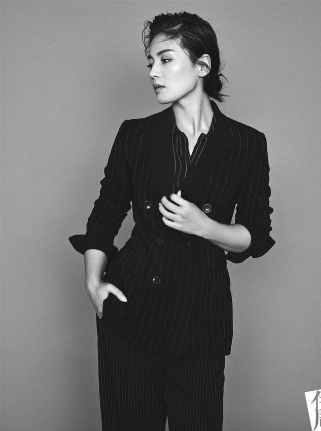 女明星们仿佛也不再追求那一味的柔美温婉反而大走中性帅气的爷们路线