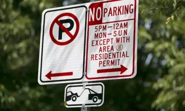 2,相关许可才能停车permit parking 持有相关许可证才能免费停车,这种