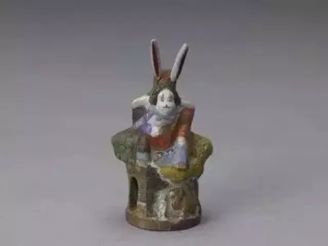 将月宫中的玉兔 人格化形象化为泥塑 并在祭月时一起祭拜 到了清代便