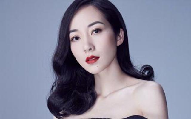 在工作的时候,韩雪除了看剧本,还喜欢看书,没有什么事就自己一个人