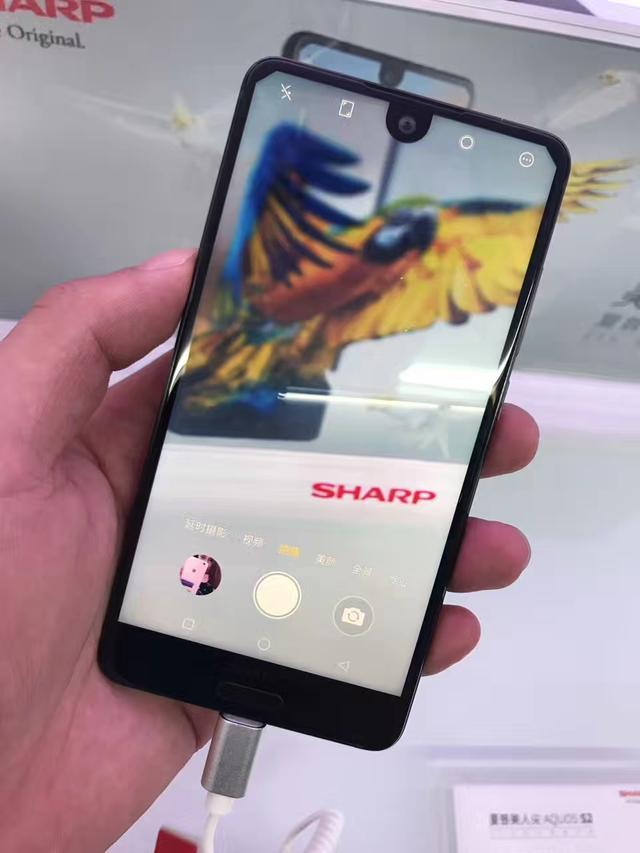 夏普第一款全面屏手机_谁是全面屏第一款手机_夏普Aquos Crystal