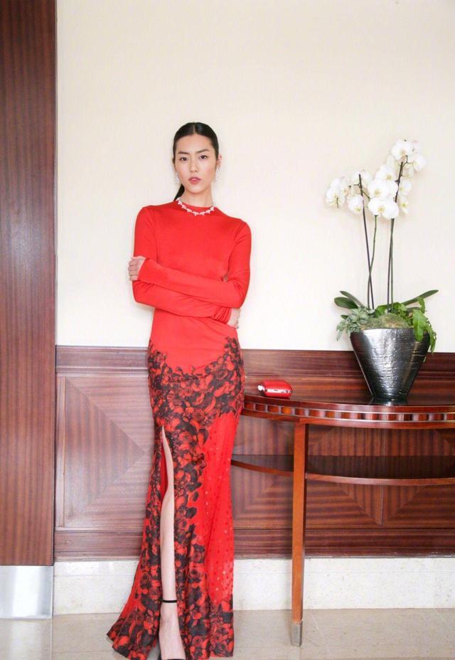 刘雯私服朴素便宜,蔡依林的龙虾海鲜装,谁更潮
