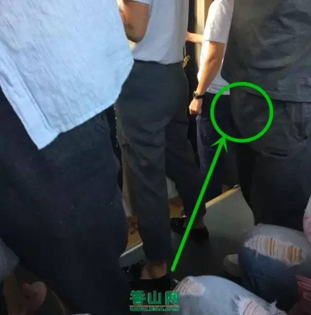 珠海204路公交车惊现色狼!蹭四个女生,还闭眼享受