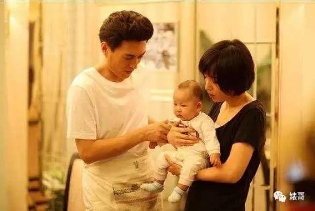 靳东被曝低调赴香港陪产,爱妻李佳要生二胎了,网友:为何明星都爱去