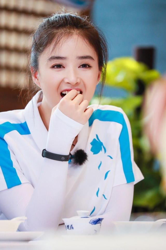 《我们来了》体验婚俗 蒋欣