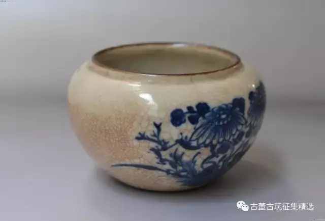 哥釉青花于明代晚期较为常见,但烧制的器皿比较粗糙.