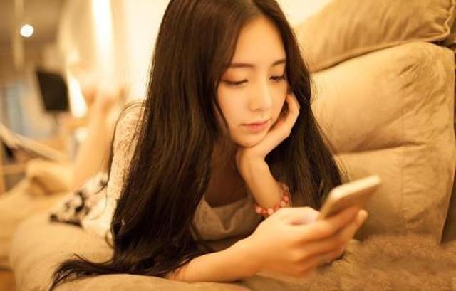 但是,如果说女生喜欢你,其实可以从很多方面判断,例如"她看你的眼神