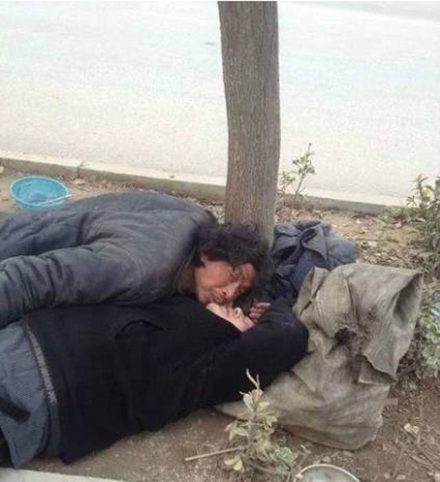 男子醉倒路边,遭另一男子脱裤猥亵.转给爱喝酒
