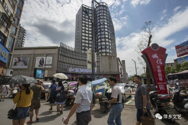 该步行街在萍乡还有两项第一:萍乡海绵城市建设第一条示范街道;第一条