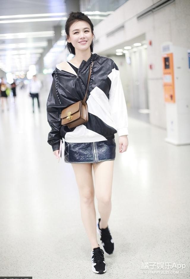 马思纯扎苹果头配漆皮短裙,打造活力少女look!
