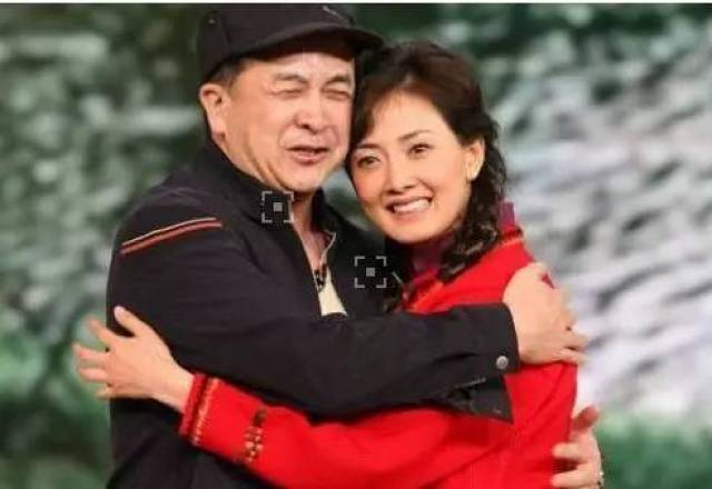 牛莉一共登上了八次春晚,搭档是先从黄宏到郭冬临再到冯巩和朱军等大