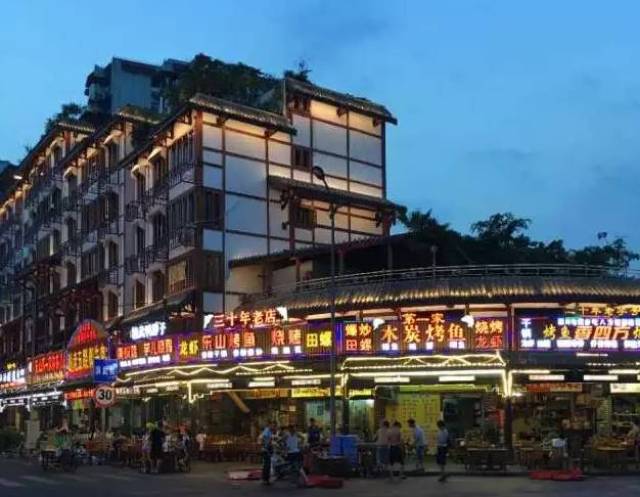 说到乐山的夜市, 你最先会想到什么? 张公桥?还是嘉兴路?