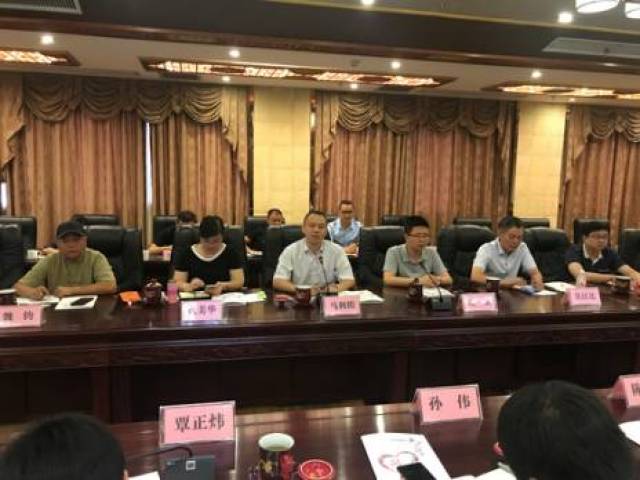 共青团对口帮扶座谈会上,共青团恩施州委书记覃正炜与考察团交流发言