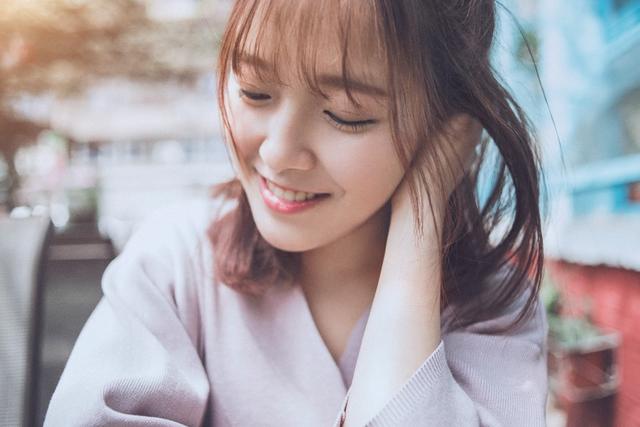 女生这些动作,可以瞬间激起男生的保护欲