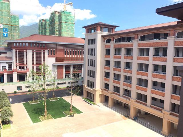 龙岩紫金山实验学校,九年一贯制公办学校.学校占地67亩,总建筑面积3.