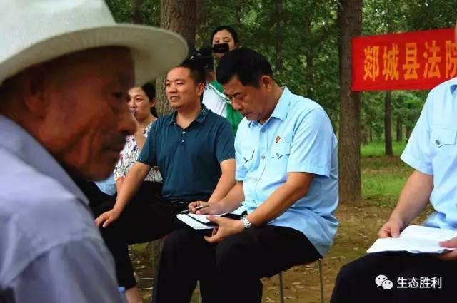胜利镇党委书记石启立,镇长禚海燕等陪同